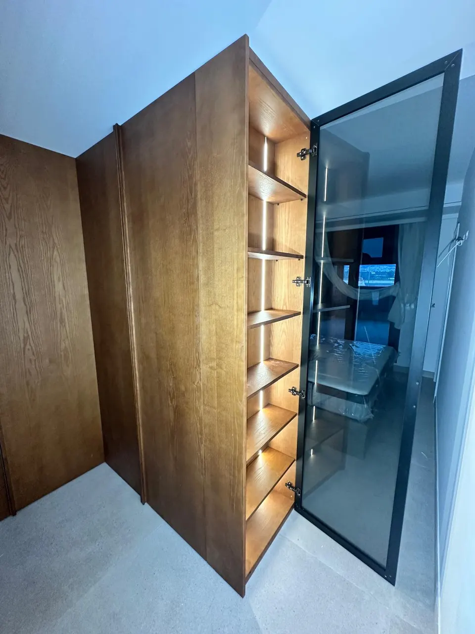 Armario de madera con vitrina iluminada