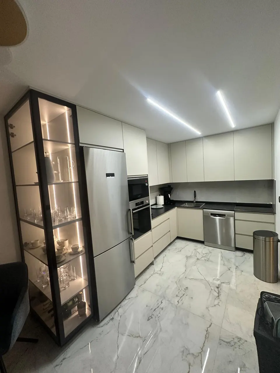 Cocina a medida con vitrina de perfil negro