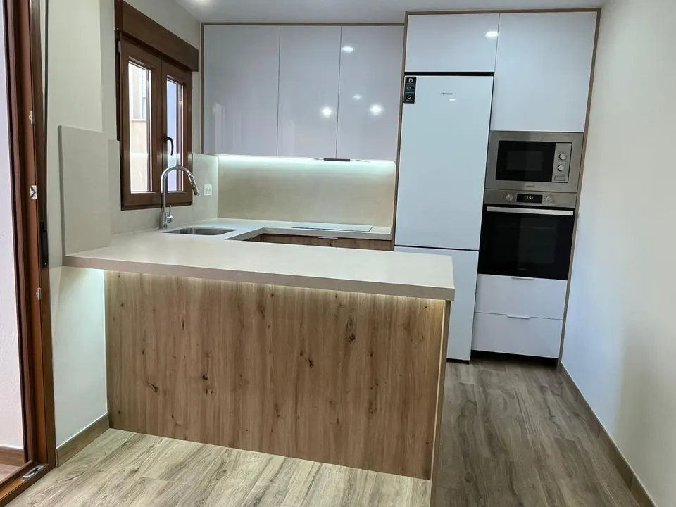 Cocina con península de madera