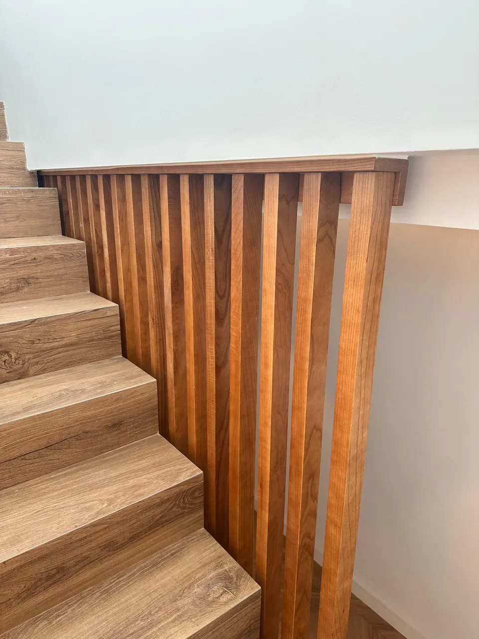 Escalera forrada en madera con celosía de listones