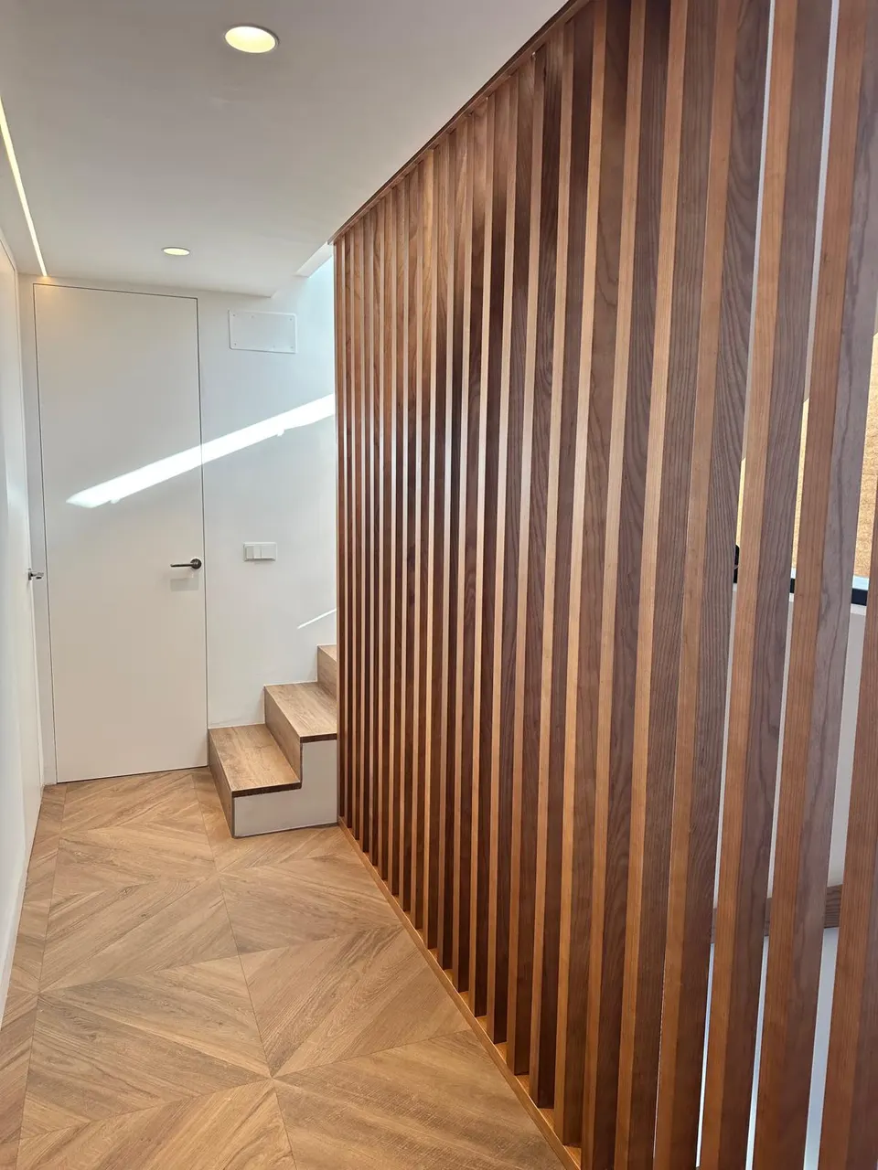 Escalera con celosía de listones de madera