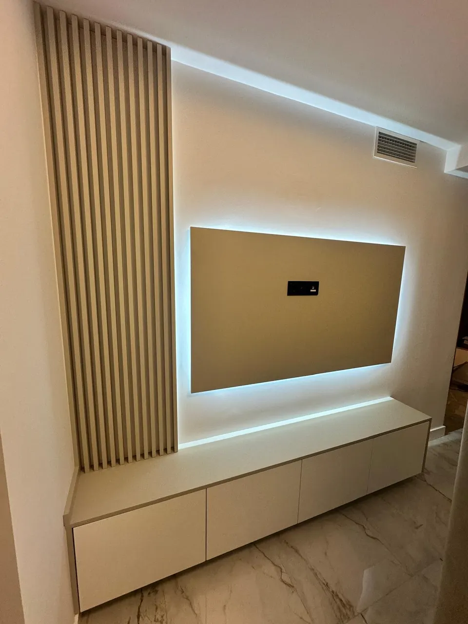 Mueble de salón con panel retroiluminado