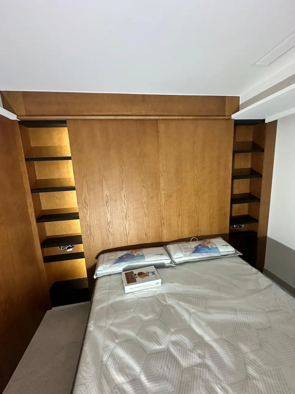Cabecero de cama con estanterías iluminadas