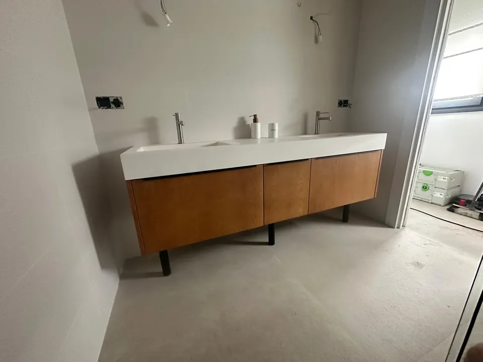 Mueble de baño de madera con encimera blanca
